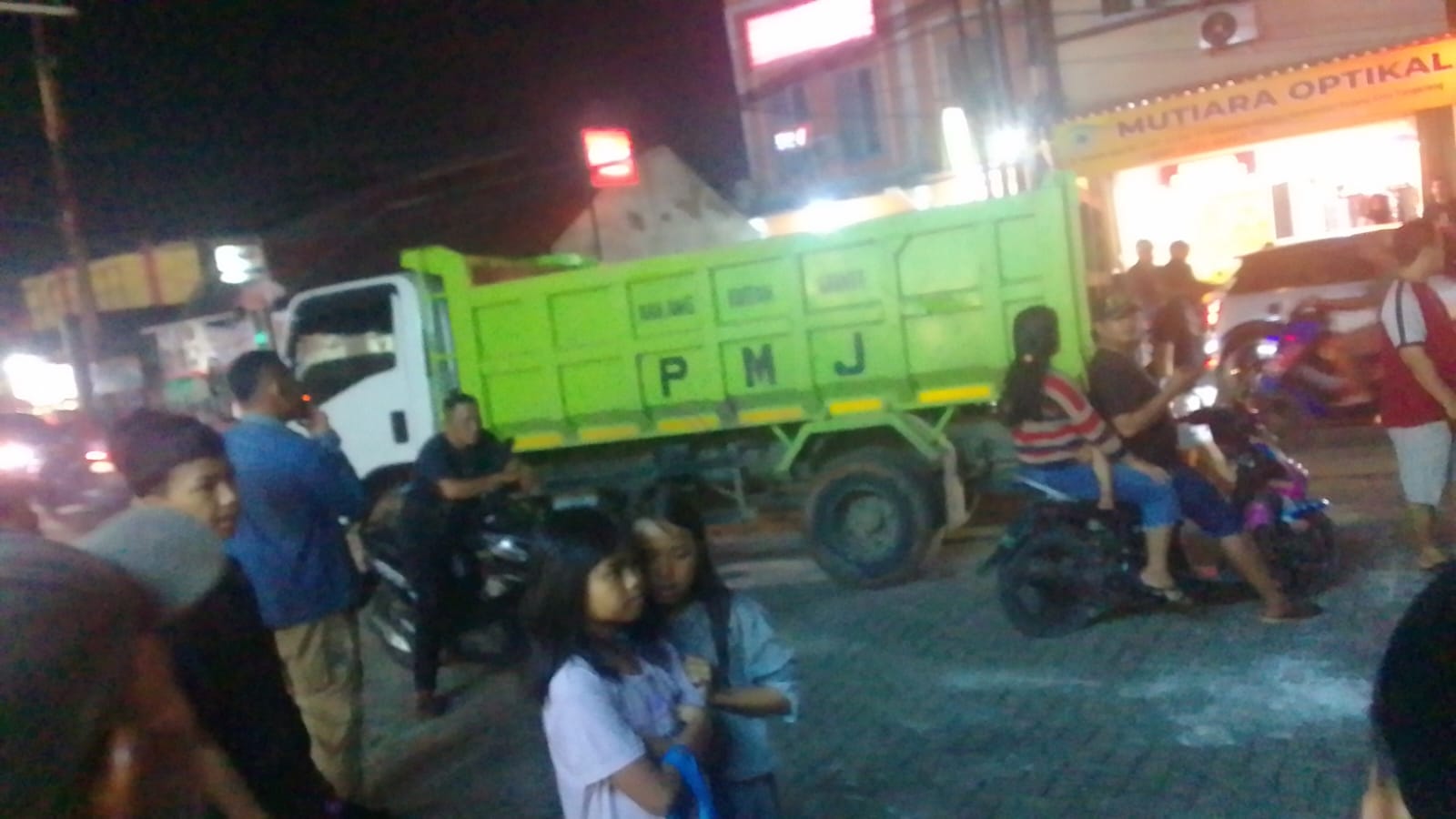 Supir Dumtruk PMJ Tabrak Motor Parkir diduga Tidak Memiliki SIM