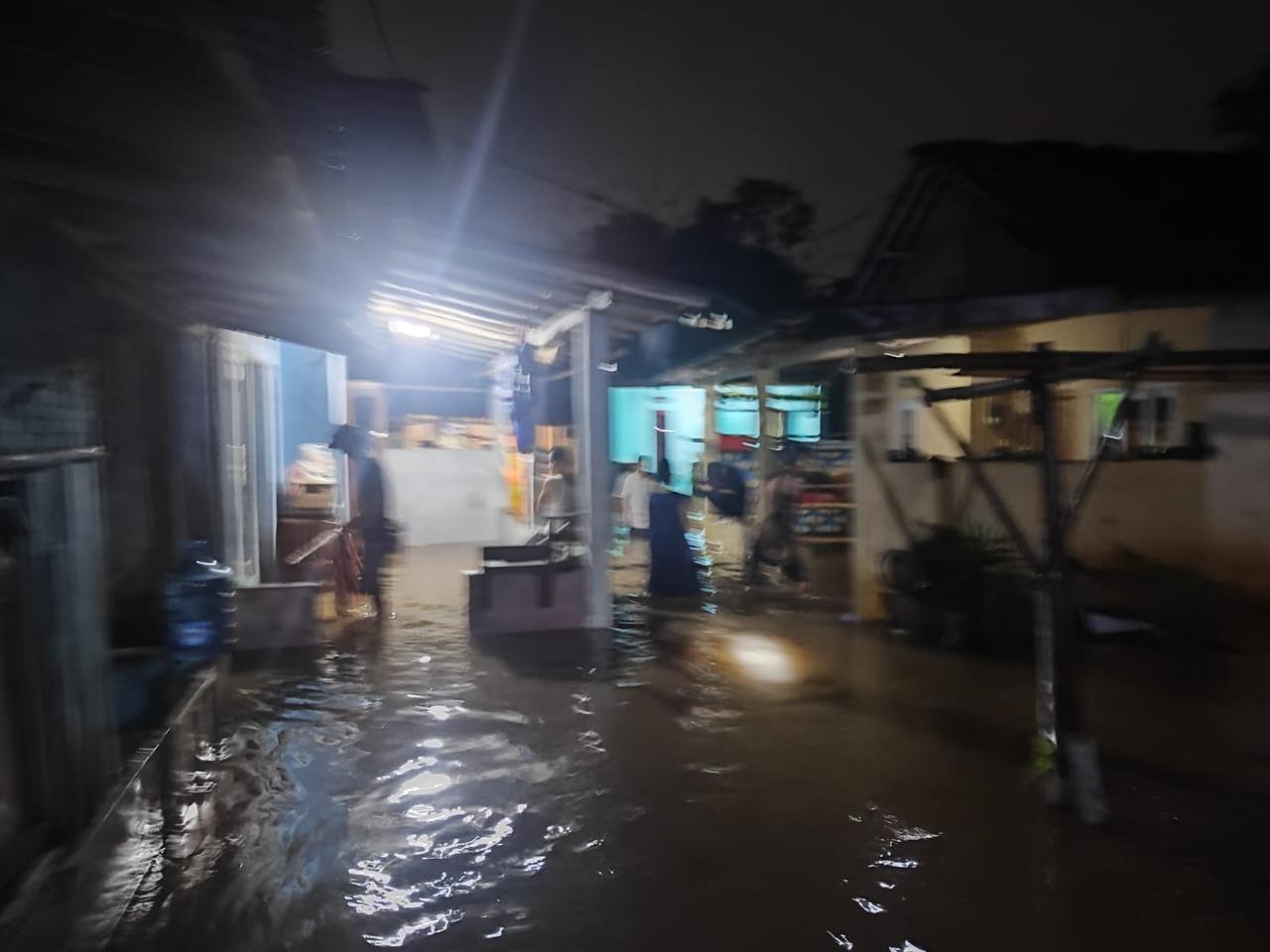 Curah Hujan Terus Menerus Mengakibatkan 50 Rumah Warga Terendam Banjir Setinggi 1,3 Meter di Karadenan Cibinong 