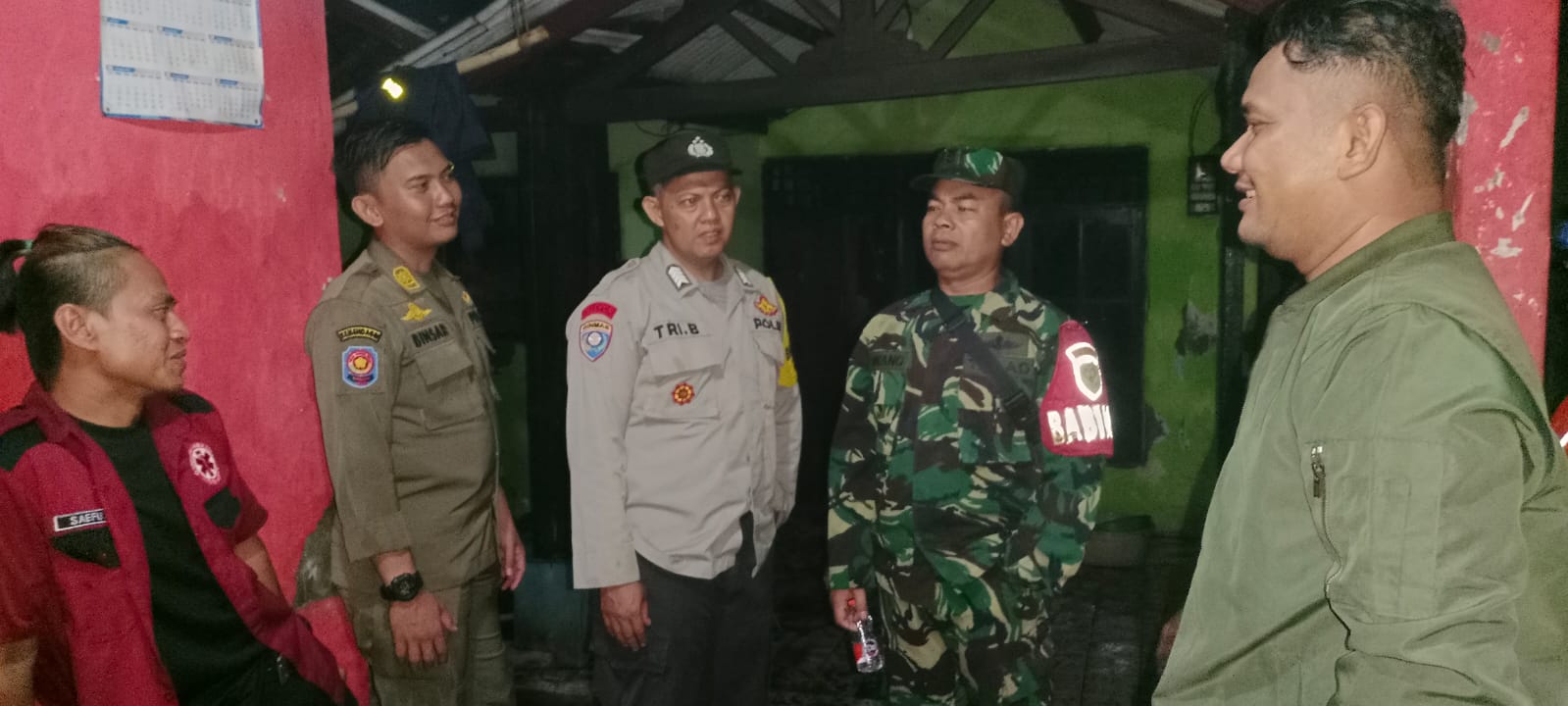 Polsek Jonggol Cek TKP Kebakaran Rumah yang Terjadi Akibat Konsleting Listrik