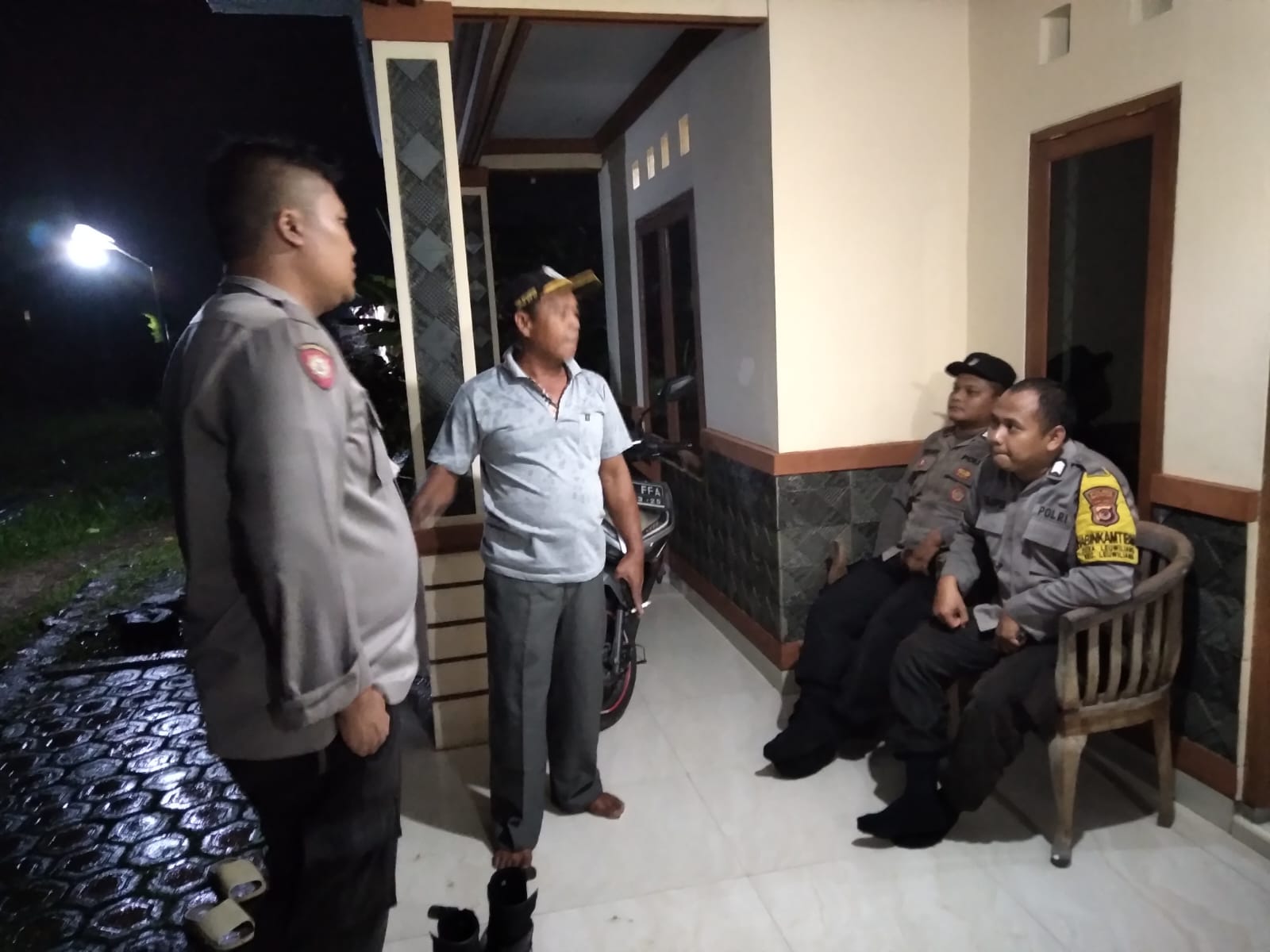 Polsek Leuwiliang Bersama Instansi Terkait Lakukan Pengecekan Serta Evakuasi Adnanya Musibah Benxana Alam Angin Puting Beliung Akibat Intesitas Hujan Yang Sangat Tinggi