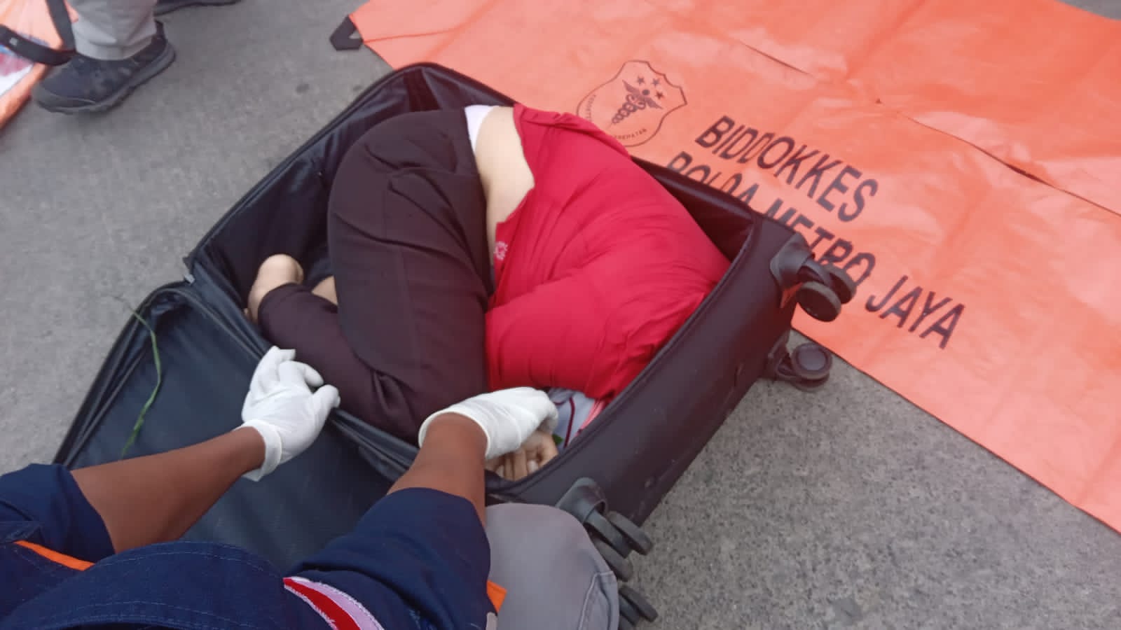 Warga Geger Temukan Sesosok Jasad Ditemukan Didalam Koper Hitam Disemak Pinggir Jalan Kalimalang Cikarang Barat