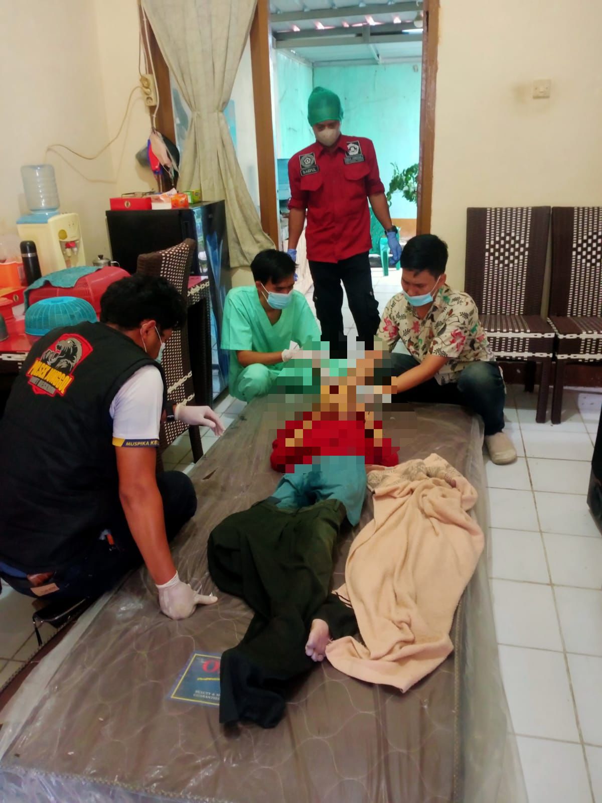 Polsek Jonggol Lakukan Pengecekan Adanya Seorang Pria Ditemukan Meninggal Dunia Karena Terjatuh di Kamar Mandi