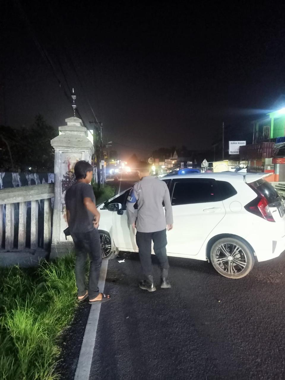 Polsek Cisarua Dan Unit Laka Lantas Ciawi Tangani Kecelakaan Lalu Lintas di Cisarua, Bogor Menyebabkan Tiga Orang Mengalami Cedera Ringan