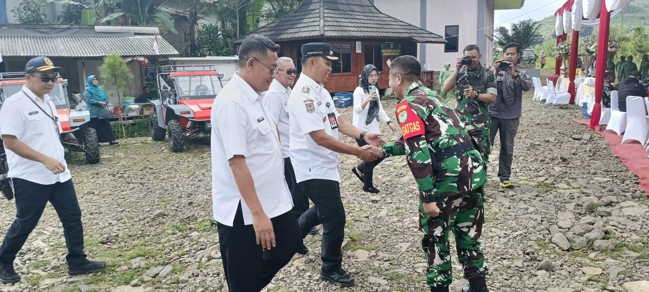 Sinergi Tni Polri Beserta Instansi Terkait Lakukan Pembukaan Upacara TMMD ke 120 Membangkitkan Semangat Gotong Royong