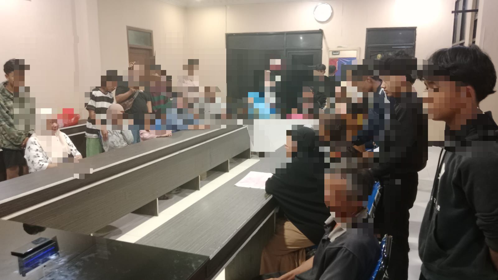 Polsek Cileungsi Berhasil Mengamankan 14 (empat belas) orang yang akan melakukan Aksi Tawuran Berikut Barang Bukti 12 (dua belas) Sajam Berbagai Jenis