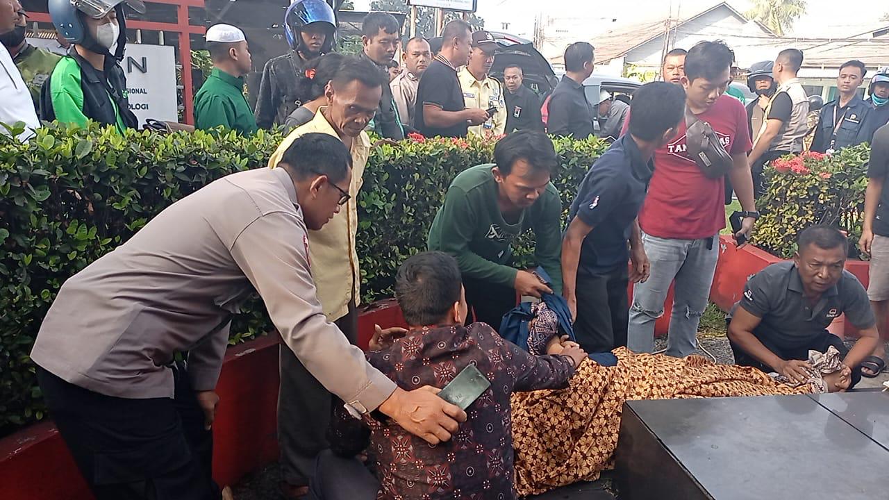 Polsek Cibinong Bersama Team INAFIS Polres Bogor Lakukan Olah TKP Terkait Penemuan Mayat di Depan Gerbang BRIN Cibinong
