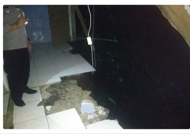 Polsek Parung Cek Lokasi TKP Longsor Akibat Hujan Deras Landa Desa Cimande Hilir