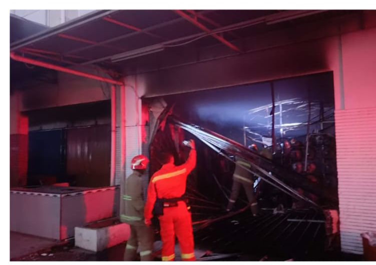 Polsek Gunung Putri Melalui Bhabinkamtibmas Desa Bojong Nangka Melakukan Pengecekan TKP Kebakaran Ruko Indomaret