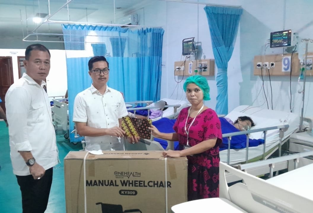 Wakapolri Komjen Agus Andrianto,SH,MH Berikan Bantuan Kursi Roda dan Sembako Kepada Ibu Nuraini Yang Dirawat di ICU Rs Bina Kasih Sunggal