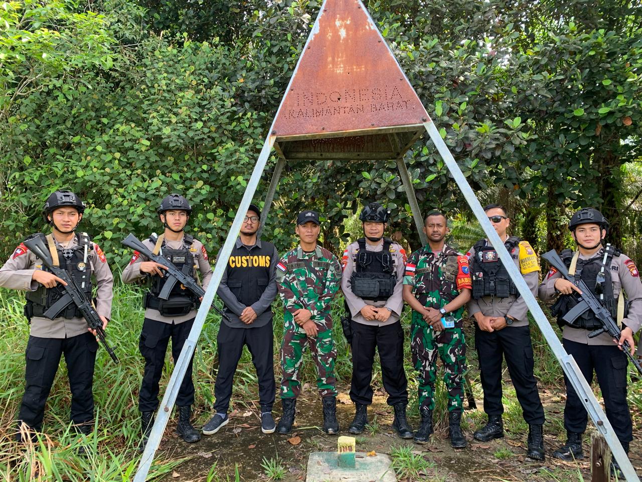 Sinergi menjaga perbatasan, Satgas Pamtas RI-Malaysia Yonarmed 16/TK melaksanakan kegiatan patroli bersama dengan Polri