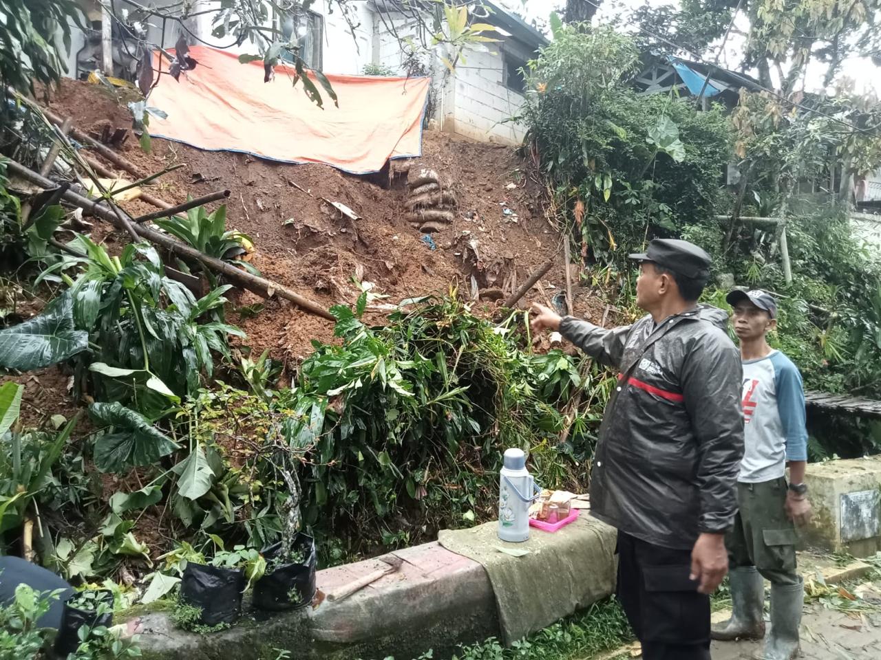 Polsek Ciawi Bersama Instansi Terkait Cek TKP Kejadian Tanah Longsor di Kp. Caringin, Ds. Banjarsari, Kec. Ciawi