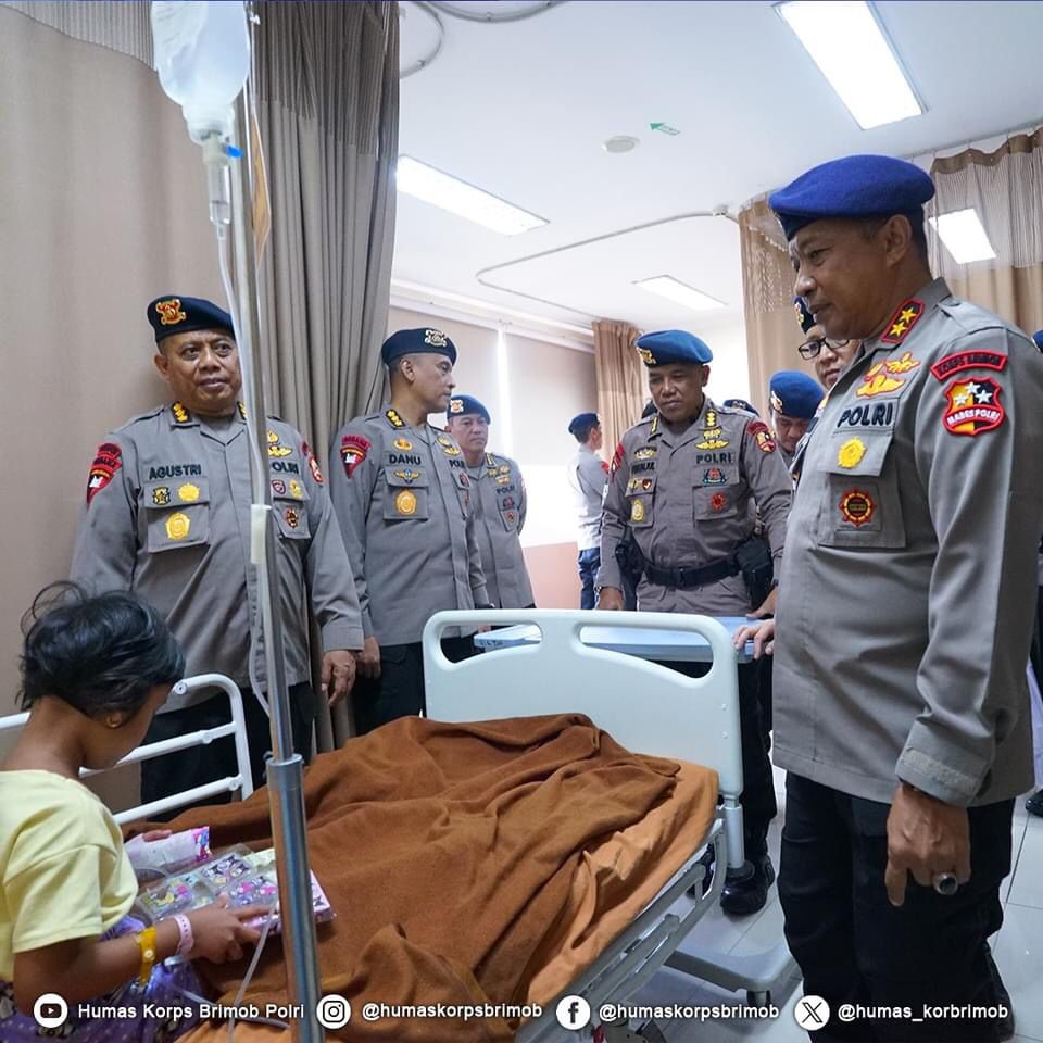 Wadankorbrimob Polri Jenguk Anggota Yang Sedang Sakit di RSBB