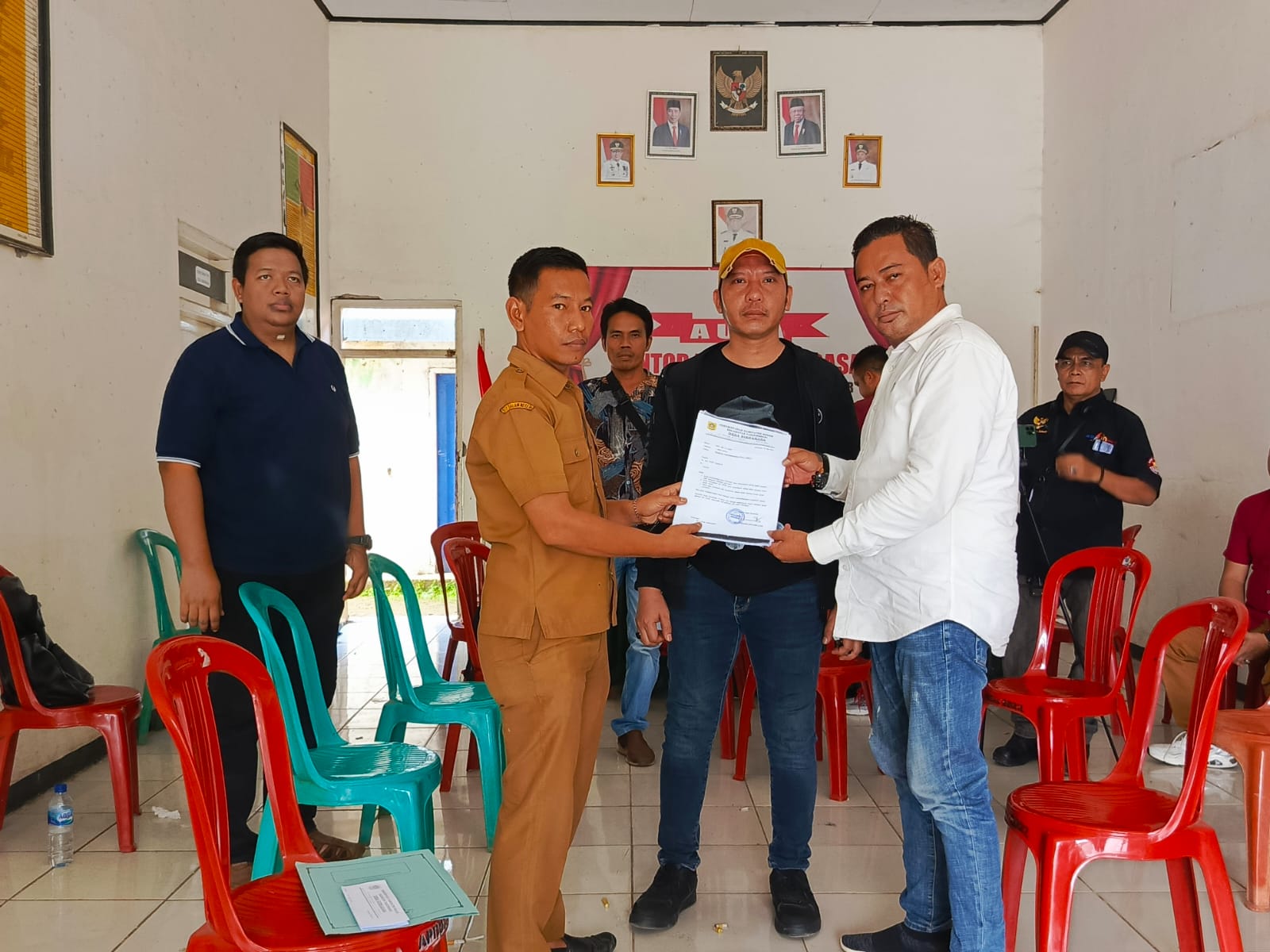 Peranan Kepala Desa Wajib Dalam Hal Melayani Kepentingan Publik, Namun Didesa Sirnarasa Tanjungsari Berbeda.