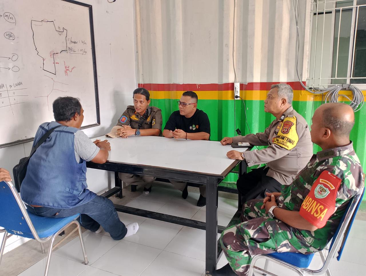 Sinergitas TNI Polri Wilayah Hukum Polsek Klapanunggal Sambangi Desa Berikan Himbauan Kamtibmas Dan Ajak Jaga Kondusifutas Wilayah