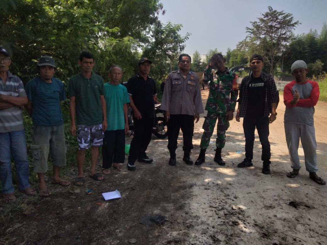 Polsek Leuwiliang Bersama Forkompican Dan Perangkat Desa Sadeng Tangani Sekaligus Pengamanan Terkait Adanya Warga Yang Protes Limbah Kecap di Desa Sadeng