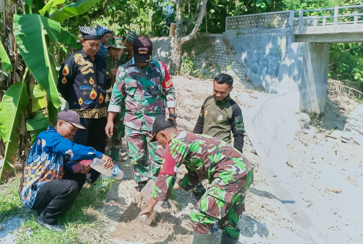 Lestarikan Lingkungan, Satgas TMMD 120 Kodim Bojonegoro dan Masyarakat Hijaukan Bantaran Sungai Napis