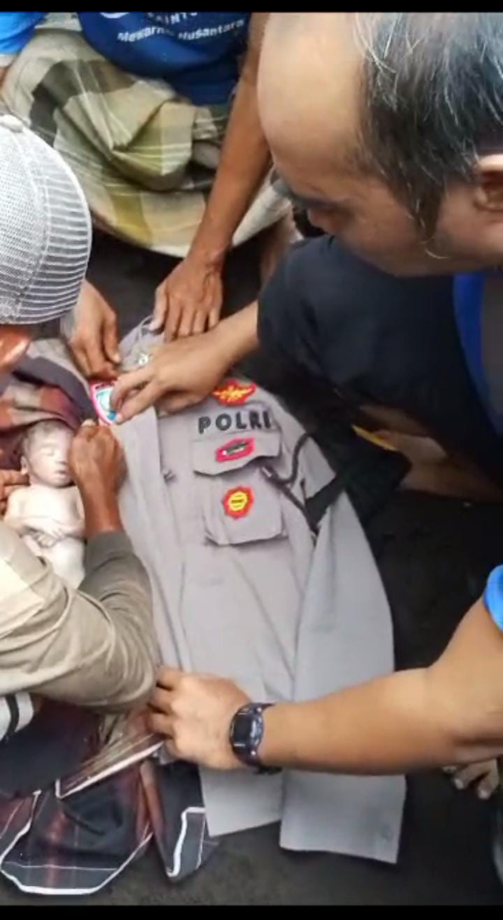 Menyentuh, Aipda Hendra Lepas Seragam demi Evakuasi Jasad Bayi Dibuang