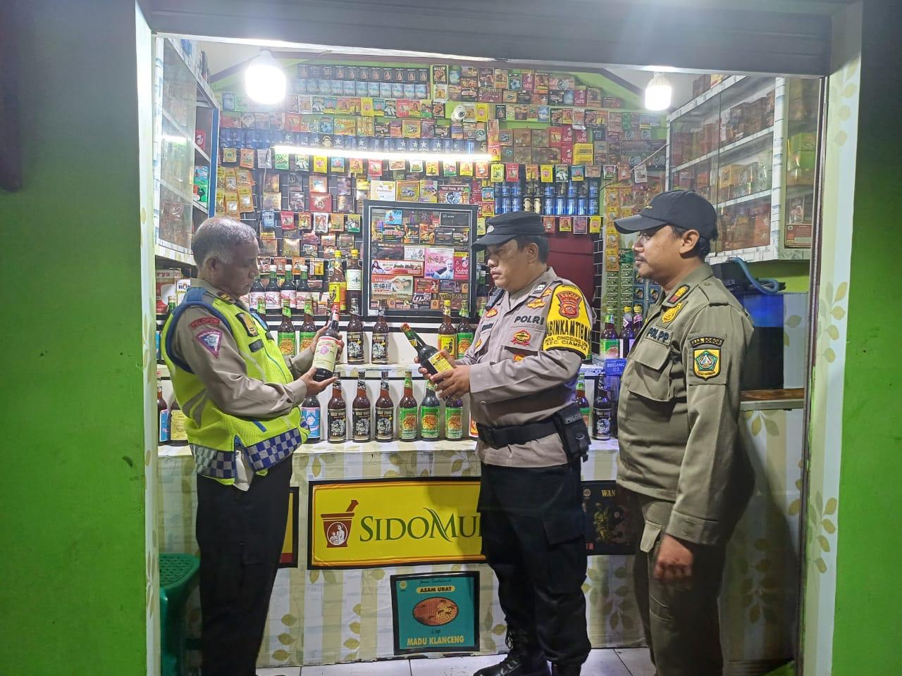 Polsek Ciampea Amankan Pemilik Berikut Barang Bukti Minuman Keras dari Toko Jamu di Cikupa, Bogor