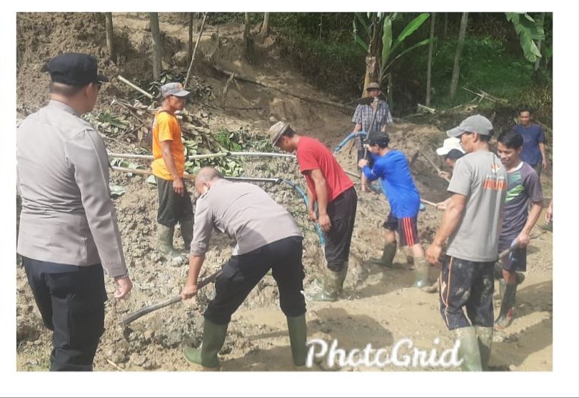 Polsek Nanggung Bersama Instansi Terkait Cek Lokasi TKP Adanya Tanah Longsor Menutup Akses Jalan di Desa Malasari, Nanggung Berjibaku Evakuasi Membuka Akses Jalan Yang Tertutup
