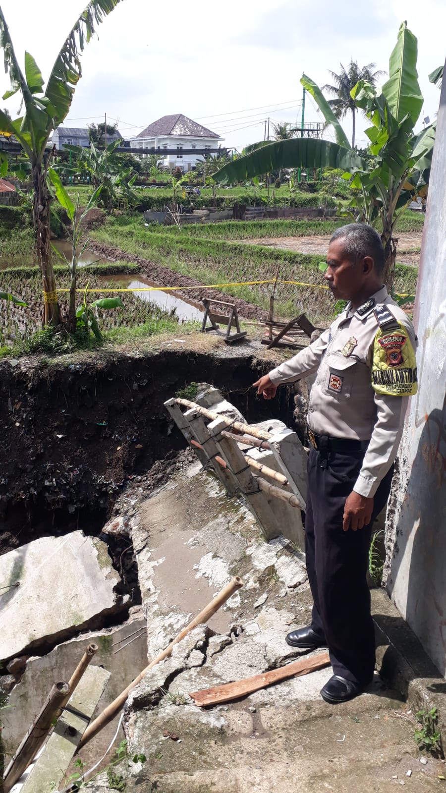 Polsek Ciomas Cek TKP Lokasi Adanya Robohnya jembatan penghubung antara kel.padasuka dan Desa Ciomas Rahayu