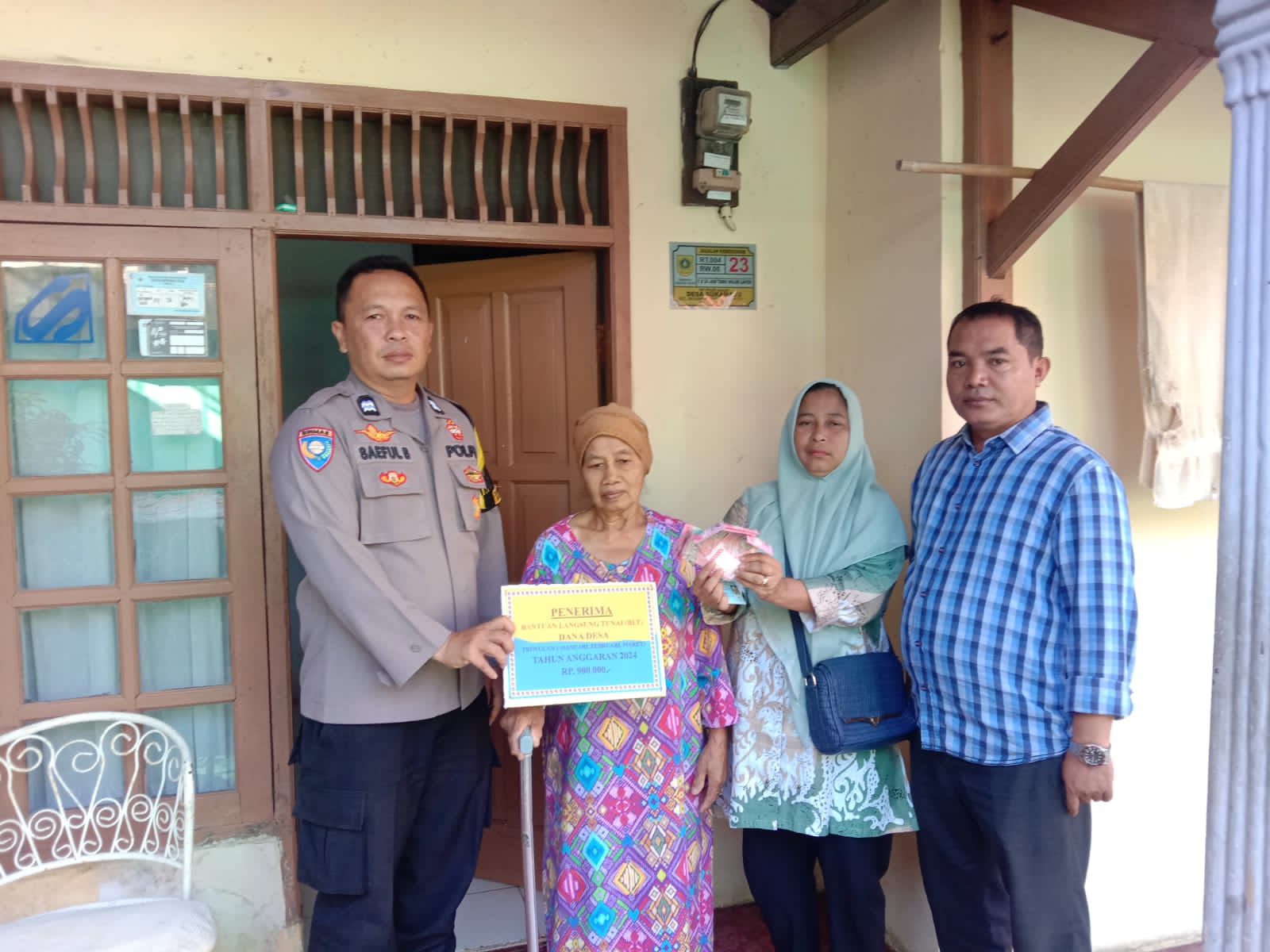 Sinergitas TNI – Polri Wilayah Hukum Polsek Megamendung Lakukan Pemantauan Serta Pengamanan Giat Penyaluran Bantuan Langsung Tunai – Desa ( BLT-DD ) Tahun Anggaran 2024