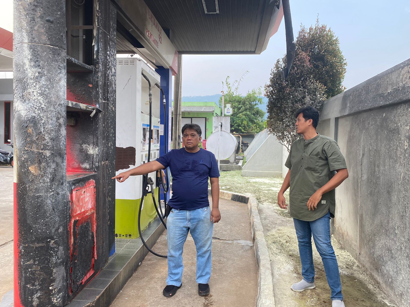 Polsek Leuwiliang Lakukan Investigasi Cek Lokasi TKP Dimana Pasca Terbakarnya 1 (satu) unit sepeda motorR