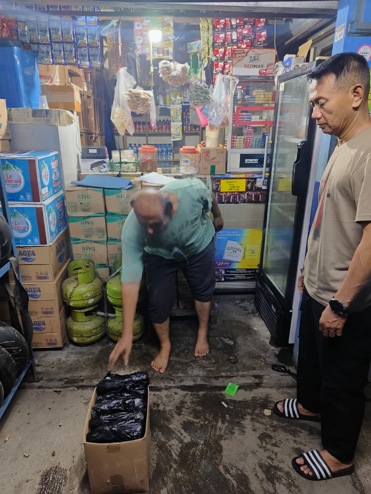 Polsek Ciomas Dipimpin langsung Kapolsek Ciomas Razia Miras Jenis Ciu Berhasil Amankan 29 Botol Ciu