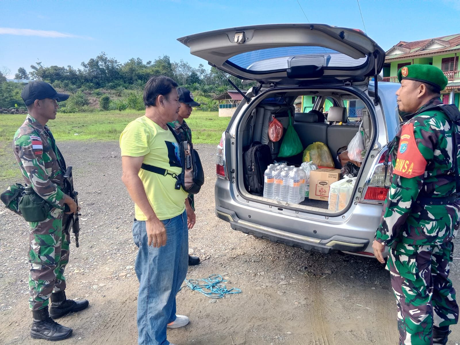 Prajurit Satgas Pamtas RI-Malaysia Yonkav 12/BC melaksanakan sweeping di jalan lintas depan Pos Kotis Gabma Entikong