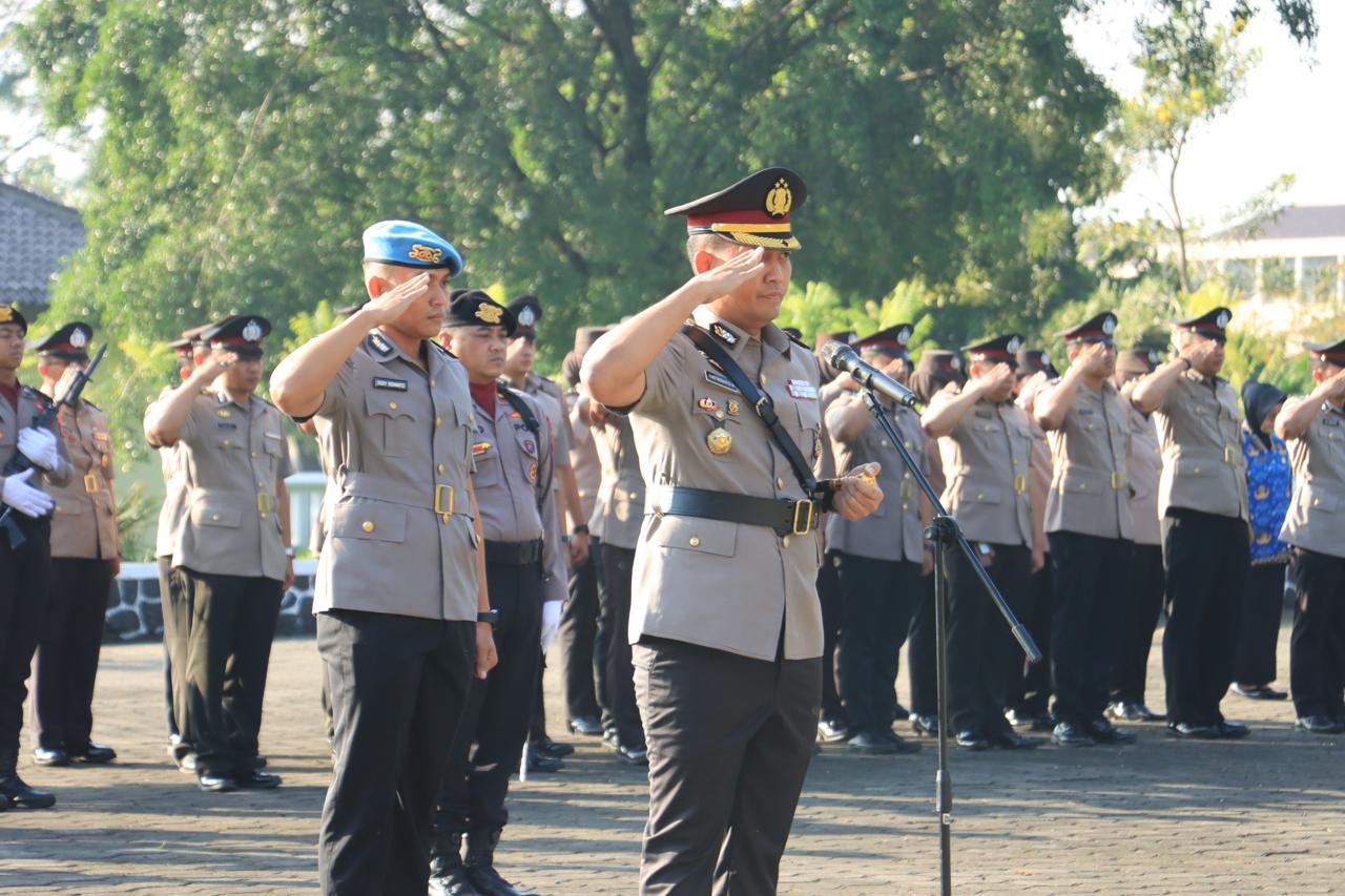 Kapolres Bogor Selaku Pimpinan Ziarah Rombongan Dalam Rangka Menyambut HUT Bhayangkara Ke 78 Th di Ikuti Pejabat Utama, Para Kapolsek dan Personil Polres Bogor di Taman Makam Pahlawan Pondok Rajeg