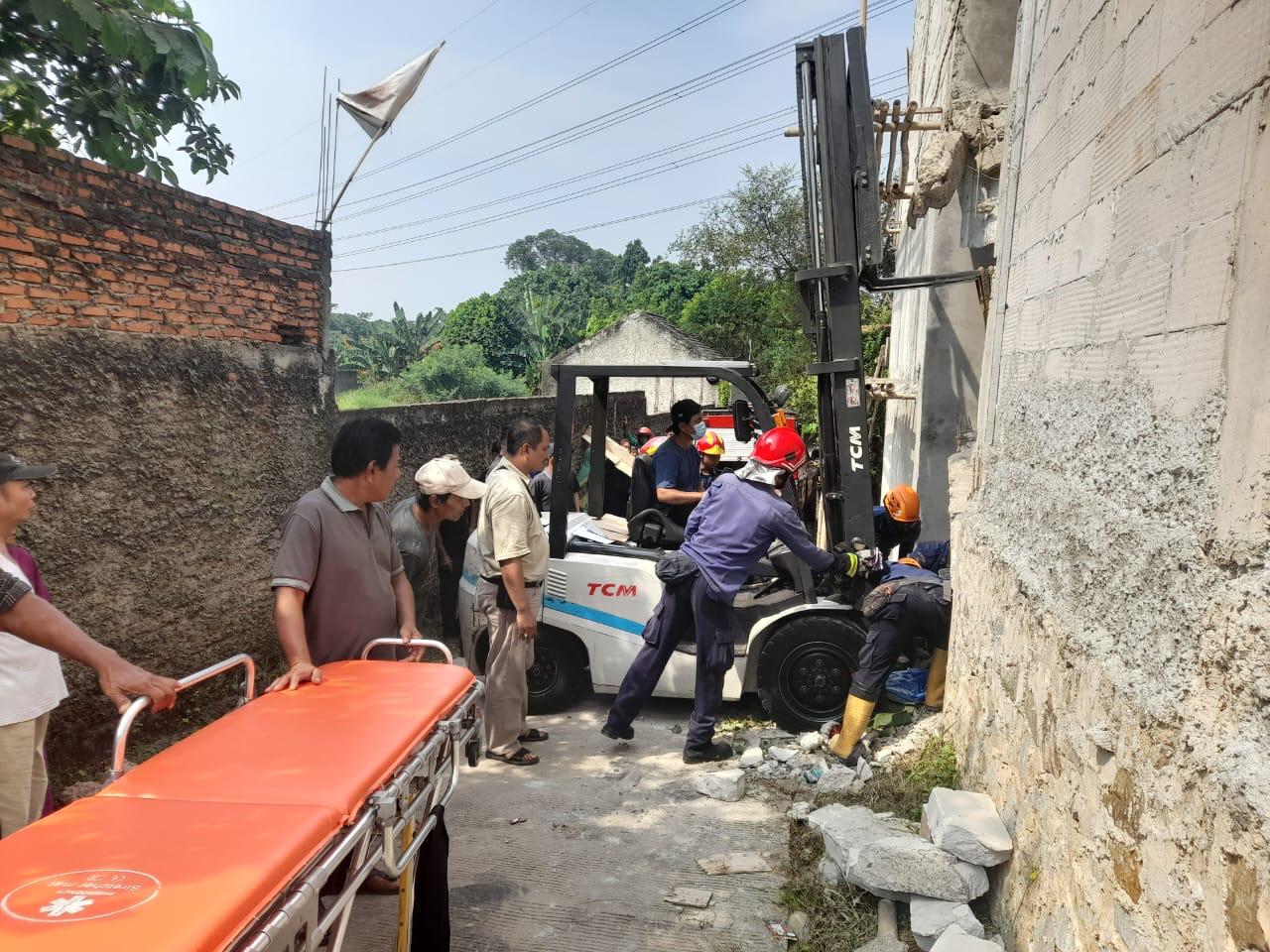 Kapolsek Gunung Sindur Turun Langsung Bersama Anggotanya Mendatangi TKP Kecelakaan Kerja di Gunung Sindur, Bogor