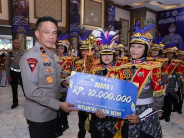 Wakapolda Jatim Serahkan Trophy 3 Pemenang Lomba Pocil Sambut Hari Bhayangkara ke -78