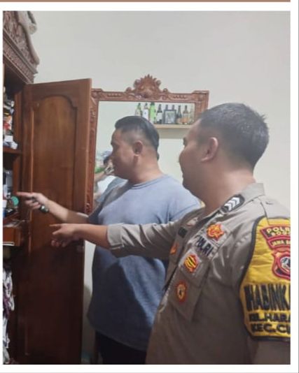 Polsek Cibinong Bersama Team INAFIS Polres Bogor Cek Olah TKP dan Lakukan Penyelidikan Lanjut Terkait Adanya Perampokan Rumah di Cibinong Kerugian Capai Puluhan Juta Rupiah