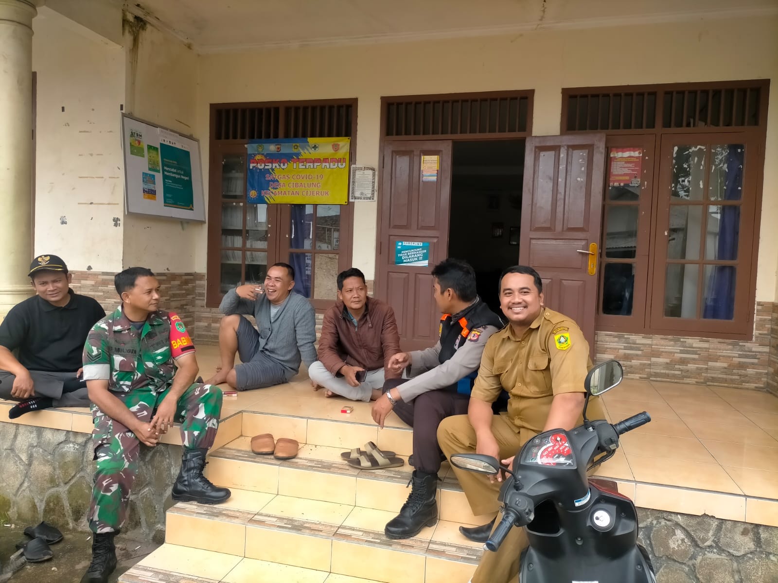 Sinergitas TNI Polri Wilayah Hukum Polsek Cijeruk Lakukan Silaturahmi Warga Binaan Beri Himbauan Kamtibmas dan Ajak Jaga Kondusifitas Wilayah Binaan 