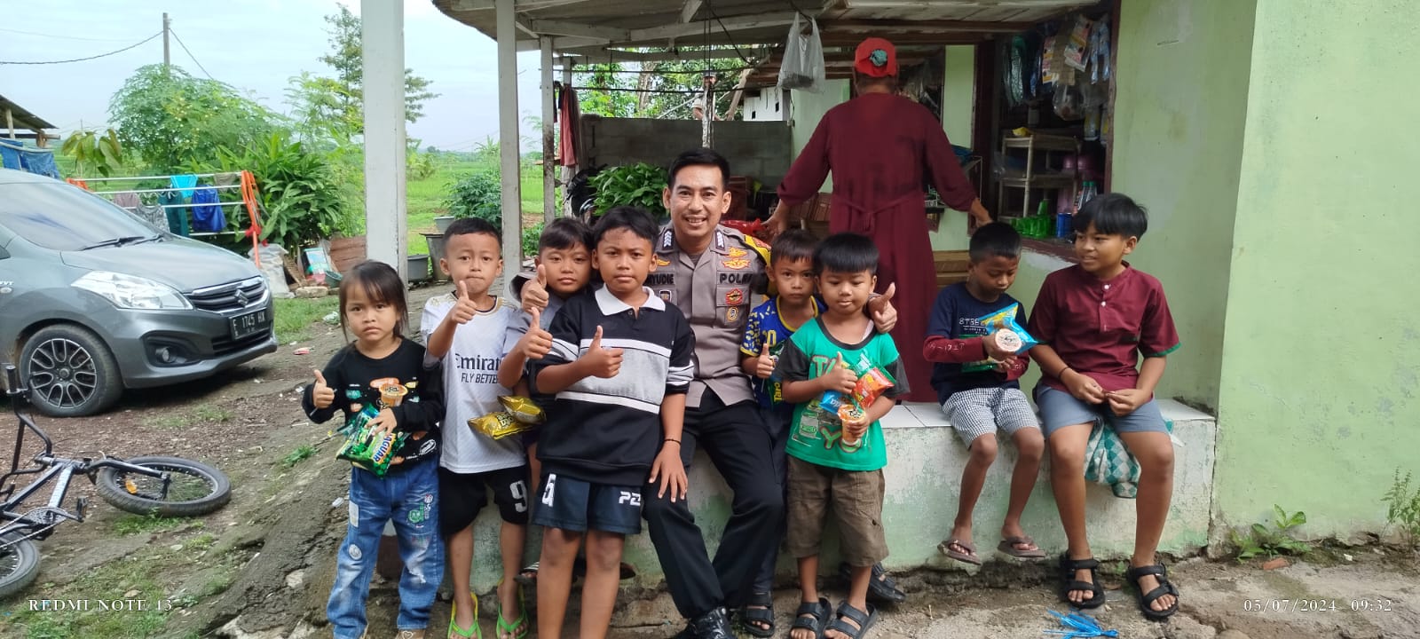 Bhabinkamtibmas Wilayah Desa Sisna Galih Polsek Jonggol Memberikan Jajanan Gratis Kepada Anak-Anak di Desa Binaan*