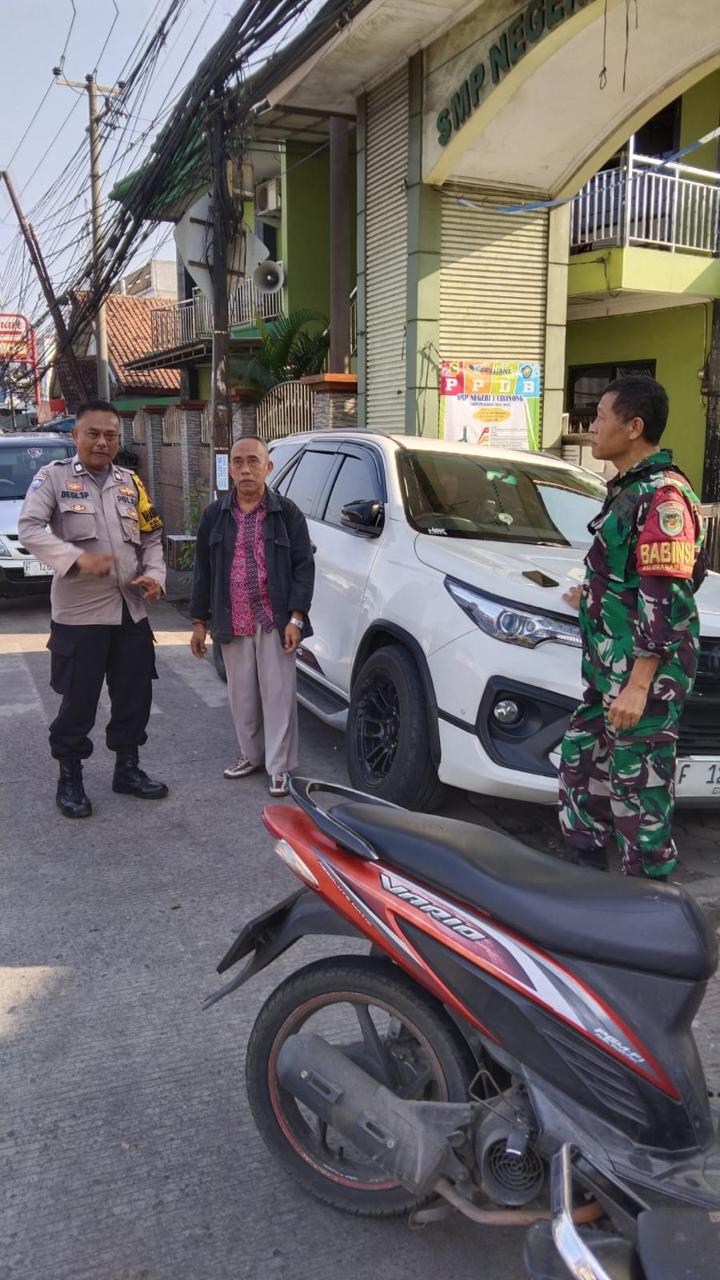 Polsek Cibinong Bersama TNI dan Instansi Terkait Lakukan Evakuasi Mobil yang Menghalangi Akses Masuk SMPN 1 Cibinong Berjalan Lancar
