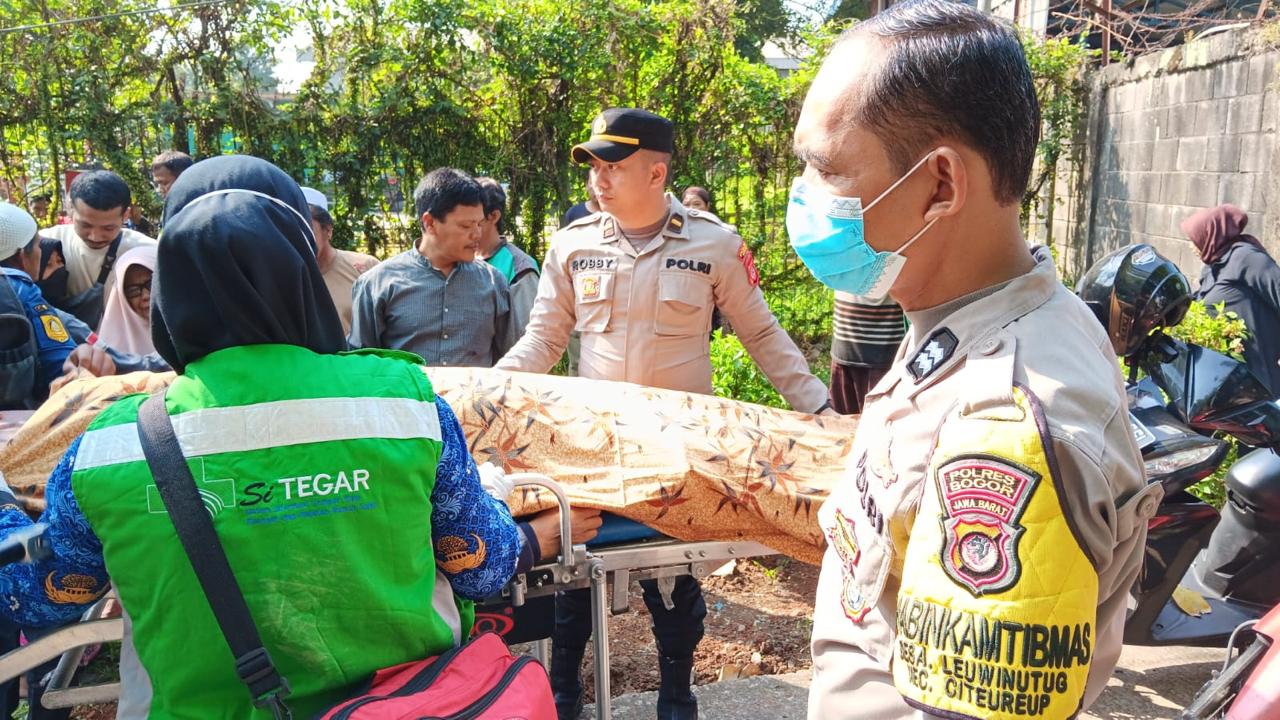 Polsek Citeureup Cek Lokasi TKP Dan Lakukan Evakuasi Bersama Instansi Terkait Adanya Laporan Warga Masyarakat Yang Meninggal Mendadak di Pinggir Jalan