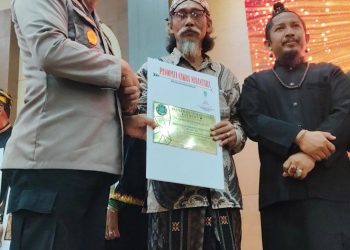 Pengasuh Ponpes Jin dan Manusia Raih Penghargaan 100 Orang Hebat Se-Jawa dan Bali