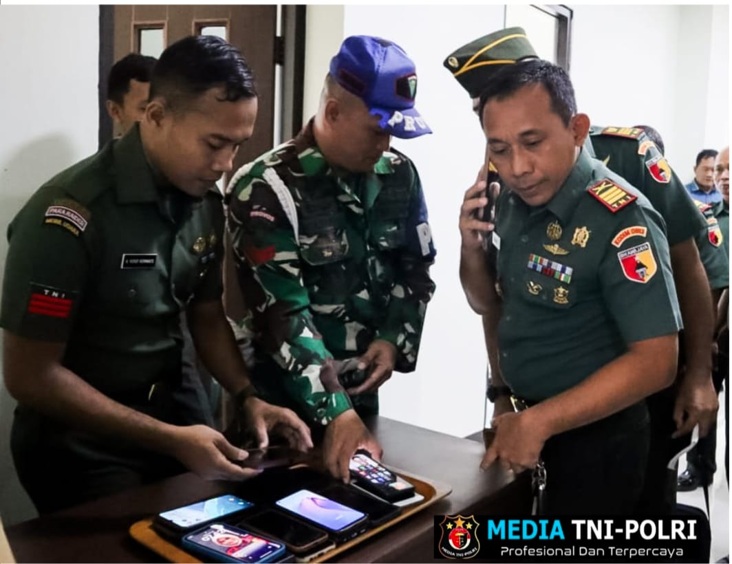 Cegah Judi Online Dandim Bojonegoro kembali Cek Ponsel Anggota