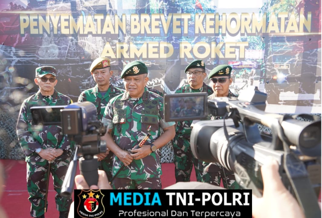 Pangkostrad dan Pangdivif 2 Kostrad Terima Brivet Kehormatan Astros Yonarmed 1/AY Kostrad