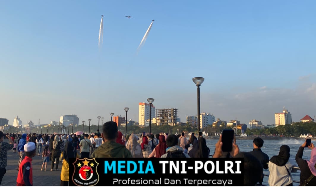 Jet Tempur Sukhoi SU-30 MK2 Pesawat Hercules C-130 dan Boeing 732-200 Memukau Ribuan Pengujung di Makassar