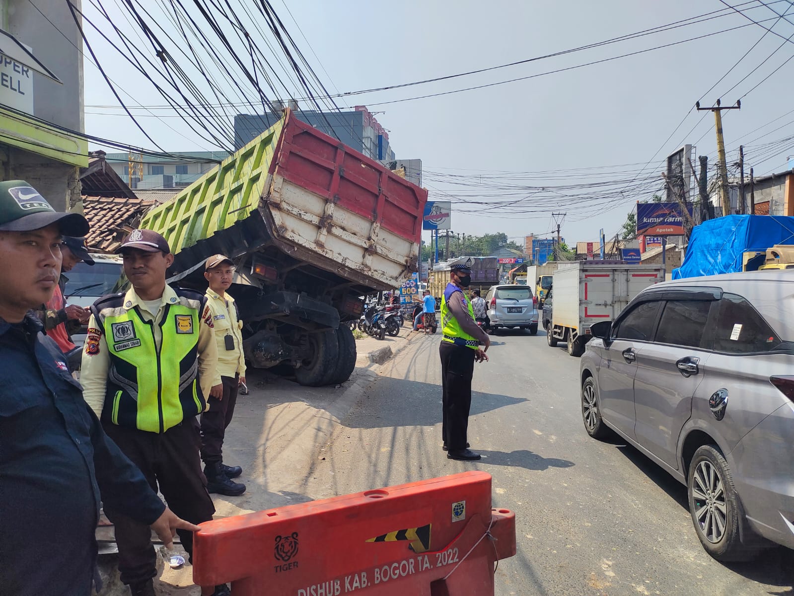 Polsek Cileungsi Bersama Unit Laka Lantas Polres Bogor Investigasi Dan Olah TKP Terkait Kecelakaan Lalu Lintas di Jalan Transyogi Cileungsi-Jonggol, Dua Orang Luka Ringan