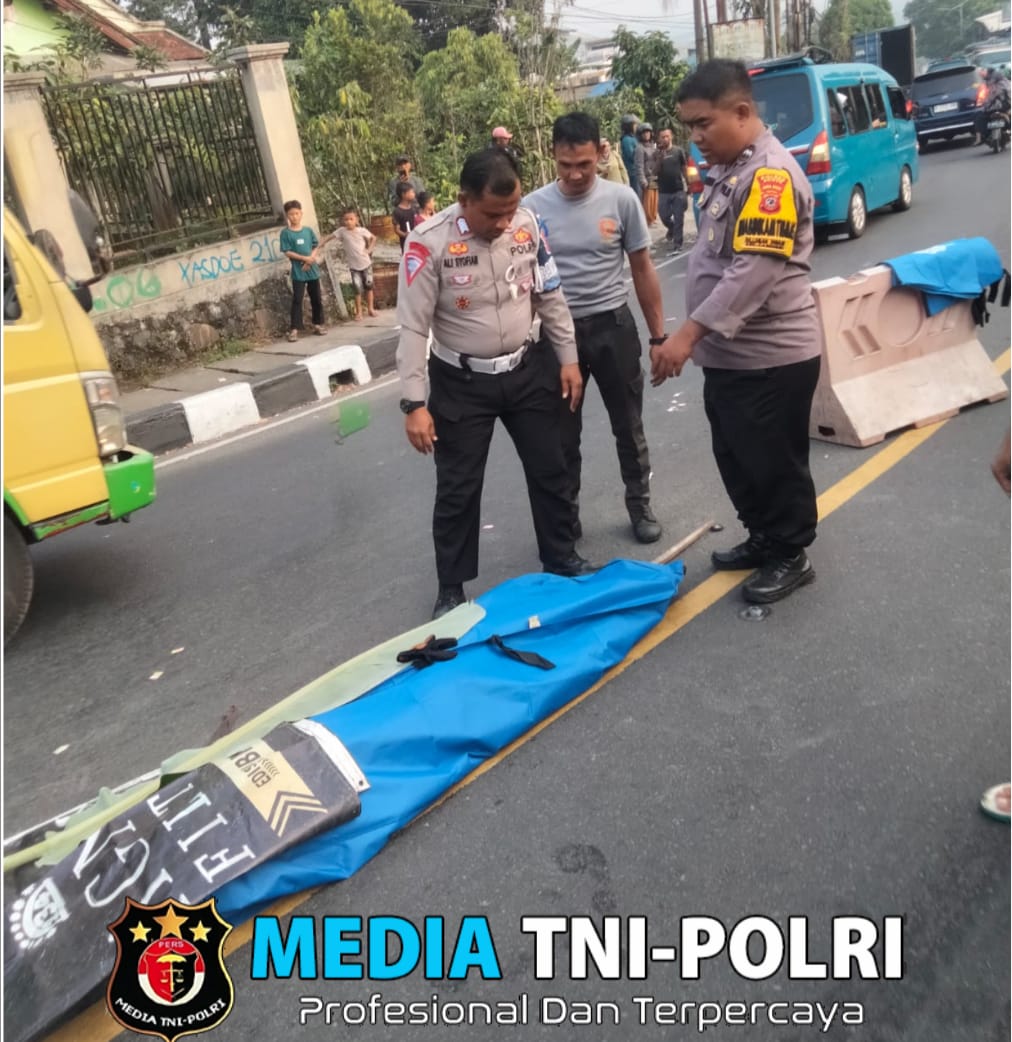 Polsek Caringin Bersama Unit Laka Lantas Ciawi Polres Bogor Evakuasi Terkait LAKALANTAS Akibatkan Korban Meninggal Dunia