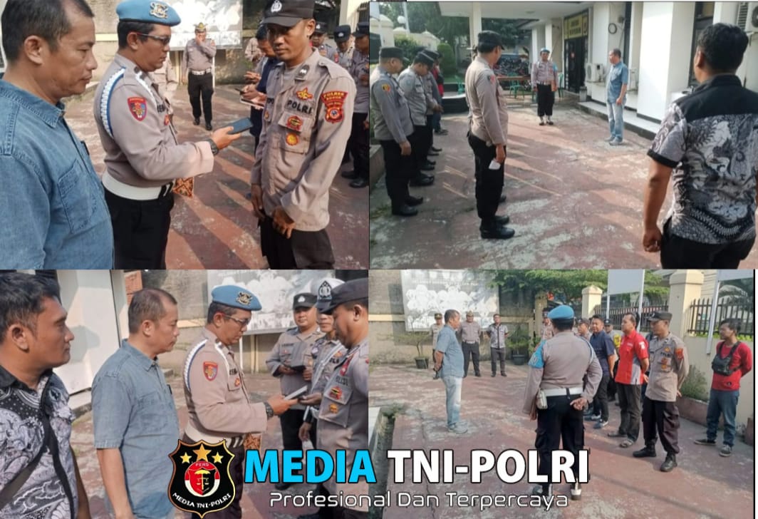 Kapolsek Parung Bogor Lakukan Pengecekan HP Personil Polsek Parung Pada Saat Kegiatan Apel Pagi Terkait Judi Online