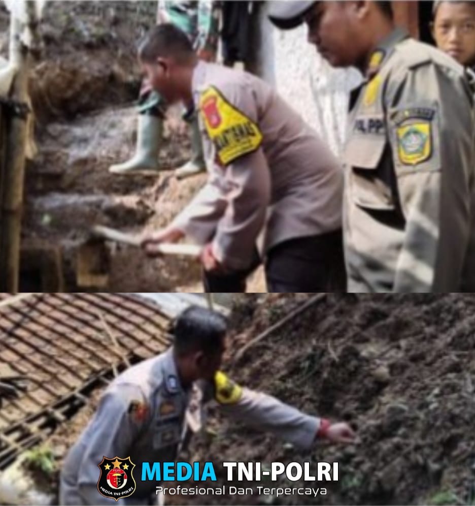 Polsek Nanggung Bersama Instansi Terkait Mengecek Lokasi TKP Adanya Tanah Longsor di Desa Nanggung Menimpa Dapur Rumah Warga