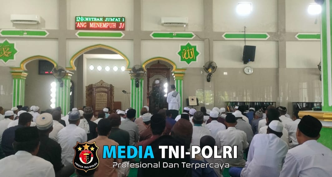 Anggota Satgas TMMD Ke – 121 kodim 0413/Bangka Menjadi Khotib Dan Imam Saat Sholat Jumat Berjamaah