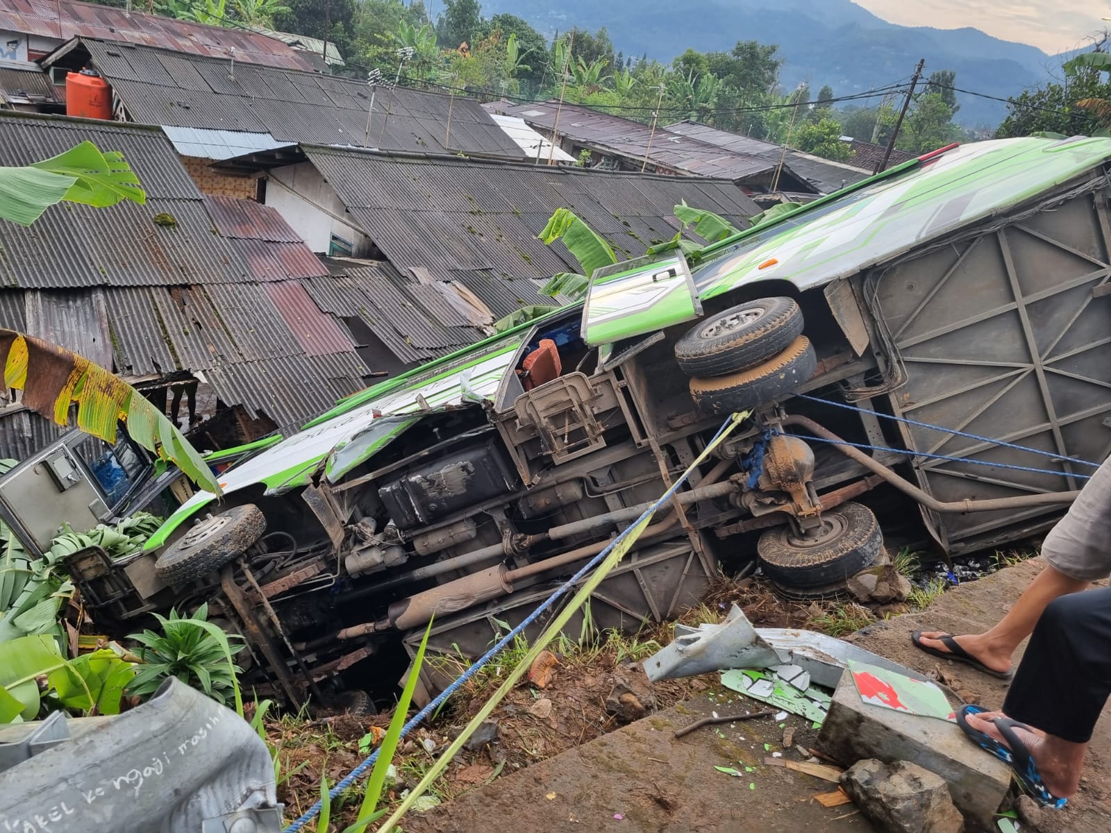 Polsek Cisarua Bersama Unit Laka Lantas Polres Bogor Tangani Adanya Kecelakaan Bus di Cisarua Akibatkan Beberapa Penumpang Luka-Luka