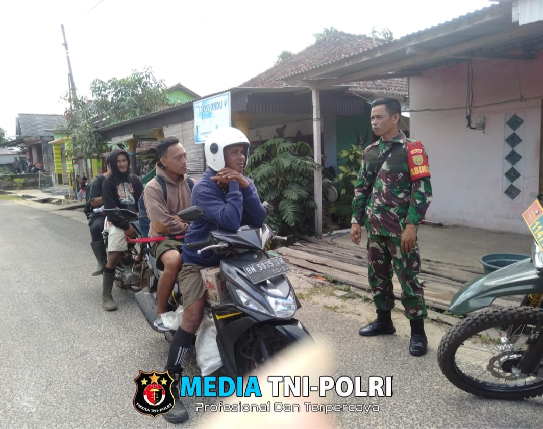 Babinsa Tanjung Ketapang Ajak Warga Kibarkan Bendera Merah Putih Sambut HUT RI ke-79