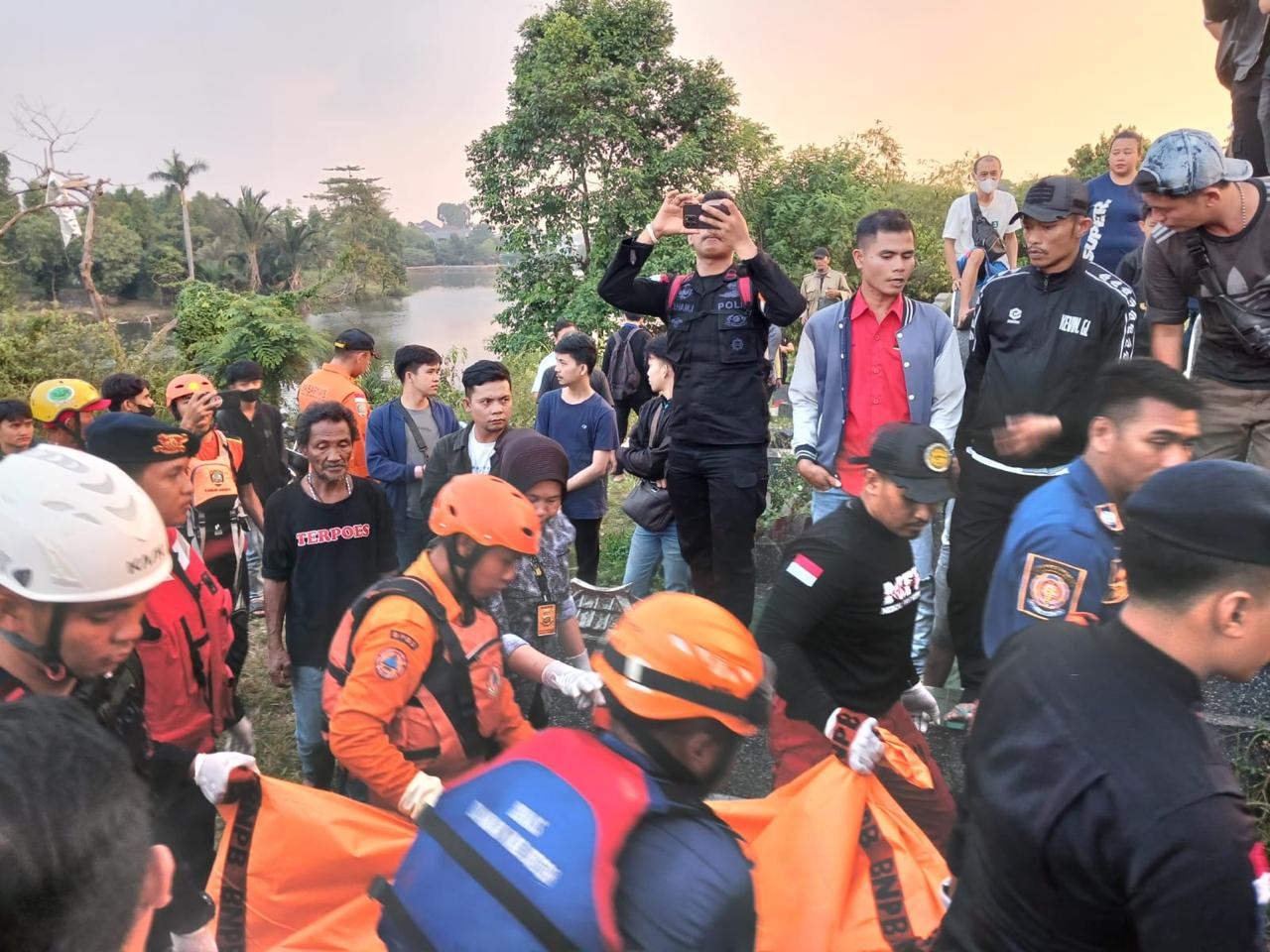 Polsek Cibinong Beserta Instansi Membuaukan Hasil Berkat SINERGITAS Terkait Menemukan Jasad Yang Tenggelam di Setu Citatah Cibinong