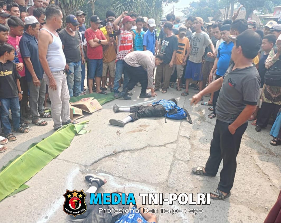 Polsek Rumpin Bersama Unit Laka Lantas Olah TKP dan Evakuasi 2 Korban Pelajar Akibat Terlindas Truk Tronton