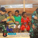 Satgas Yonif 503 Kostrad Laksanakan Kegiatan Teritorial Berupa Komsos Bersama Anak- Anak Warga Kampung Bombam